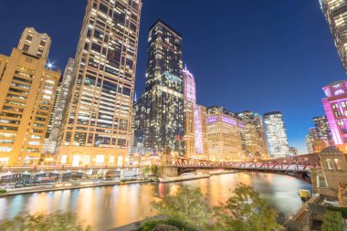 Güzel nehir kenarı Chicago gökdelenleri mavi saatte Clark Caddesi 'ne doğru