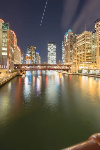 Pittoreska flodstranden Chicago skylines på blå timme längs Wells Street — Stockfoto
