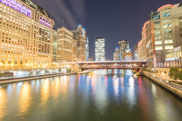 Pittoresco lungofiume Chicago skylines a ora blu lungo Wells Street — Foto Stock