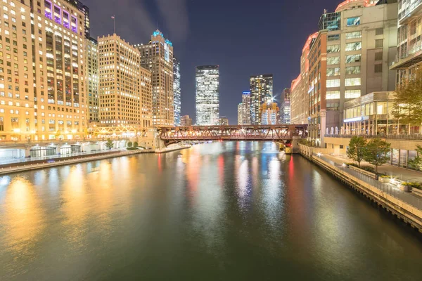 Pittoresco lungofiume Chicago skylines a ora blu lungo Wells Street — Foto Stock