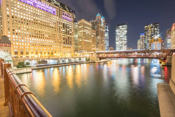 Pittoreska flodstranden Chicago skylines på blå timme längs Wells Street — Stockfoto