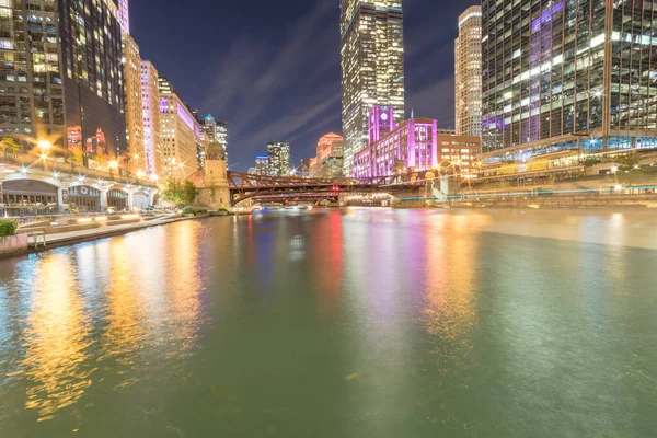 Boat tour light trail and Chicago skylines at blue hour with marina cove patio — Stock Photo, Image