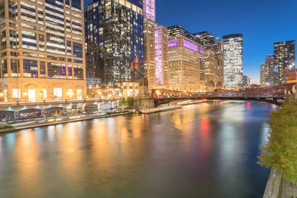 Båttur lätt spår och Chicago skylines på blå timme med marina vik uteplats — Stockfoto