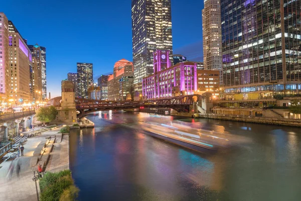 Tour en bateau sentier léger et skylines de Chicago à l'heure bleue avec patio marina cove — Photo