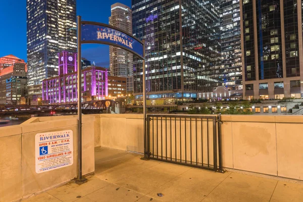 Magnifiques skylines de Chicago au bord de la rivière à l'heure bleue vers Clark Street — Photo