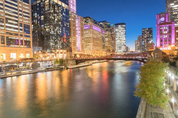 Bella riva del fiume Chicago skylines all'ora blu verso Clark Street — Foto Stock