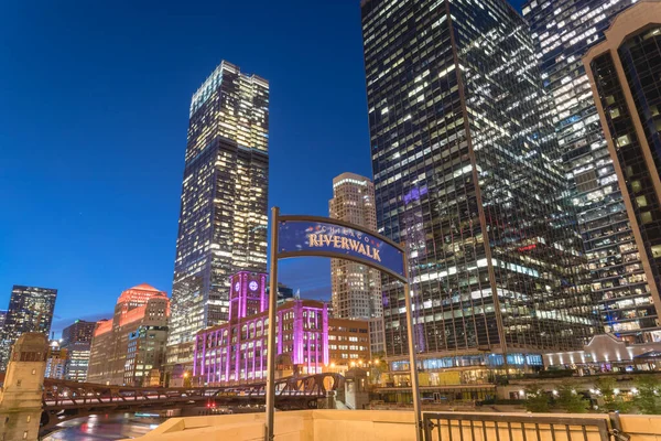 Piękne panoramy Chicago nad rzeką o niebieskiej godzinie w kierunku Clark Street — Zdjęcie stockowe