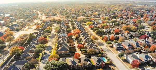 Vista aérea panorámica subdivisión junto al lago con casa grande y hojas de otoño de colores cerca de Dallas — Foto de Stock