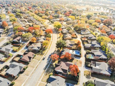 Dallas, Teksas yakınlarında renkli sonbahar yaprakları olan yeni bir yerleşim yeri.