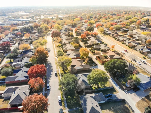 Top view novo bairro de desenvolvimento perto de Dallas, Texas com folhas de outono coloridas — Fotografia de Stock