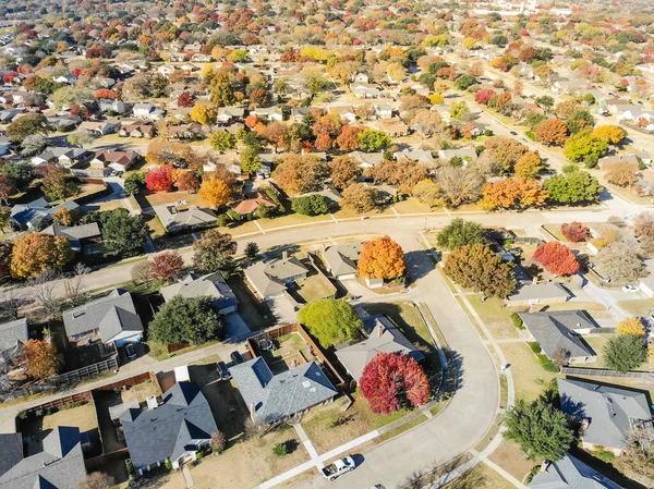 Top ver nuevo barrio de desarrollo cerca de Dallas, Texas con hojas de otoño de colores —  Fotos de Stock
