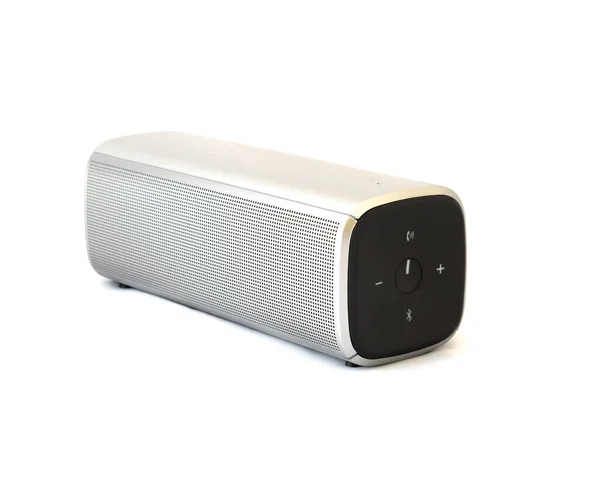 Estúdio tiro de alto-falante bluetooth cinza isolado no branco — Fotografia de Stock