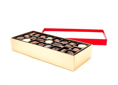 Stüdyo, kırmızı kapaklı ve çeşitli mantarlı çikolata kutusunu açtı.