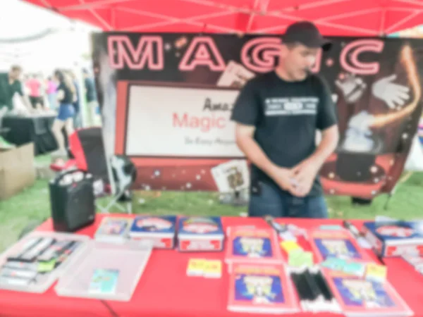 Blurry fundo mágico stand com profissional mágico mostrando truques em Dallas, Texas — Fotografia de Stock