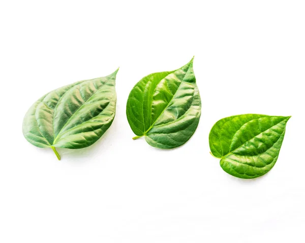 Vue de dessus studio tourné trois feuilles de bétel brut ou paan isolé sur blanc — Photo