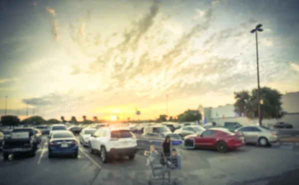 Suddig bakgrund kund går på parkeringsgarage med dramatiska Sunset Cloud nära Dallas — Stockfoto