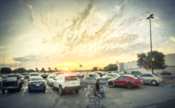 Cliente de fondo borroso caminando en el estacionamiento con dramática nube al atardecer cerca de Dallas —  Fotos de Stock