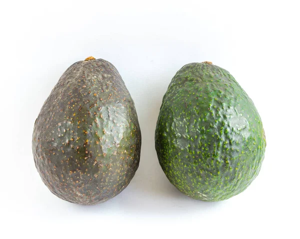 Studio schot rijp en groene avocado's geïsoleerd op witte achtergrond — Stockfoto