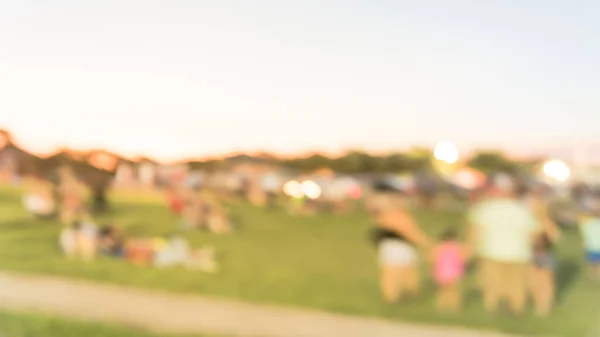 Fundo embaçado diversas pessoas multiculturais no evento de verão no gramado de grama do parque perto de Dallas — Fotografia de Stock