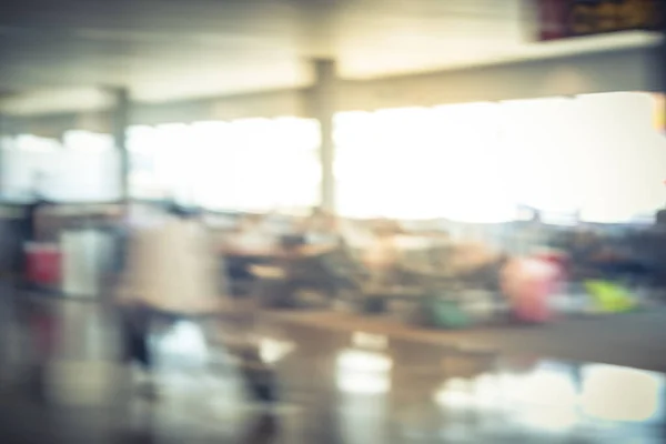 Desfocado fundo diversas pessoas esperando e andando perto do aeroporto a bordo portão — Fotografia de Stock