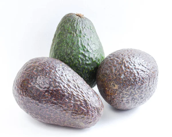 Studio shot drie mixen van biologische rijpe en groene avocado's geïsoleerd op wit — Stockfoto