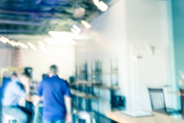 Bulanık arka plan erkek grubu Washington eyaletinde yerel bira fabrikasında takılmak