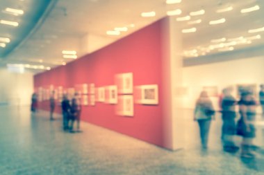Bulanık arka plan insanlar Amerika'da müzede güzel sanatlar ekran bakıyor