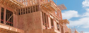 Dallas yakınlarında inşaat altında veranda ile çok katlı apartman Panoramik yukarı görünümü