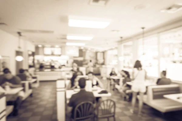 Filtrelenmiş görüntü bulanık arka plan müşteri ile tipik Amerikan fast food restoran — Stok fotoğraf