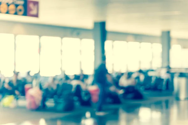 Fondo borroso diversas personas esperando y caminando cerca del aeropuerto a bordo de la puerta — Foto de Stock