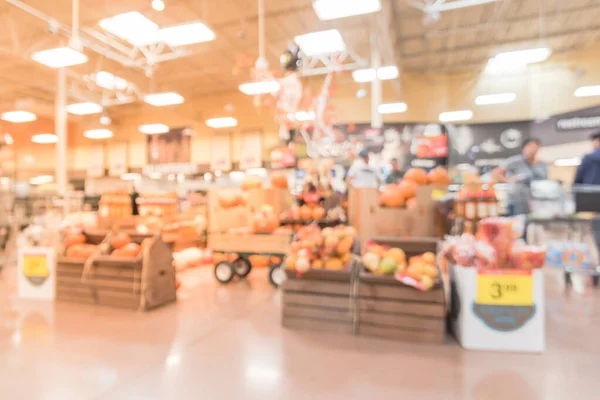 Houston süpermarkette Cadılar Bayramı tatili için bulanık arka plan müşteri alışveriş — Stok fotoğraf