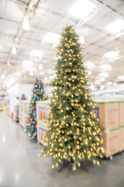 Árbol de Navidad artificial gigante de fondo borroso en una tienda al por mayor en Texas, Estados Unidos — Foto de Stock