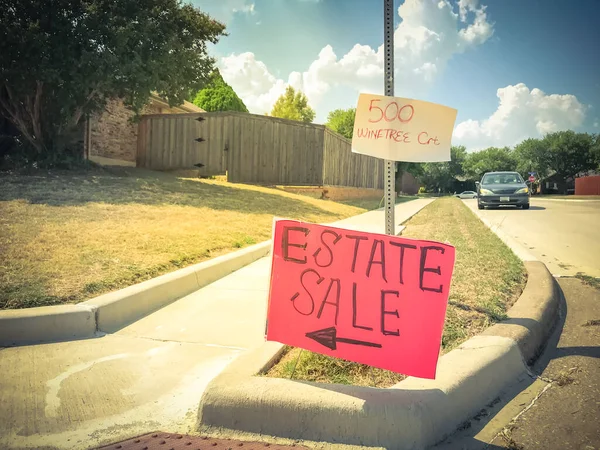 Imagen filtrada venta de bienes rojos letrero con dirección cerca de Dallas — Foto de Stock