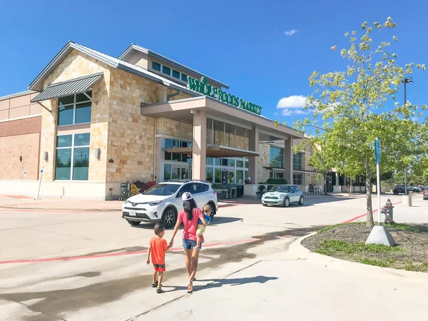 Los clientes ingresan al mercado Whole Foods en Highland Village cerca de Dallas, Texas — Foto de Stock