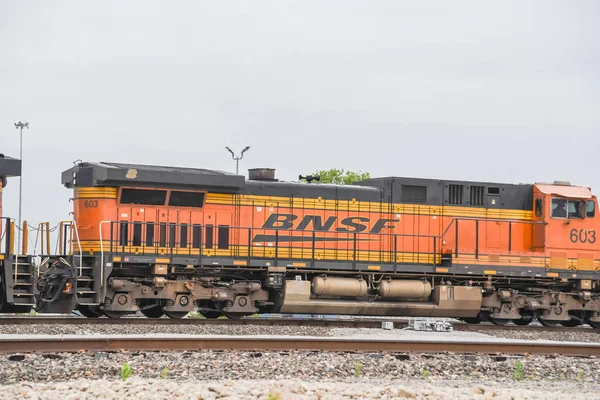 BSNF train on freight railroad track at Fort Worth, Texas — Stock Photo, Image