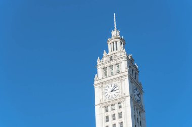 Chicago şehir merkezinde çatısı olan tipik gökdelen binası manzarasına bak.
