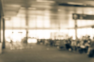 Havaalanı nın kapısında bekleyen bulanık arka plan farklı gezginler