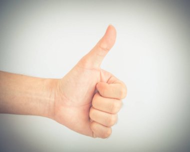 Filtrelenmiş görüntü stüdyosu görüntüsü Asyalı adam eli başparmakları yukarıda beyaz üzerinde izole