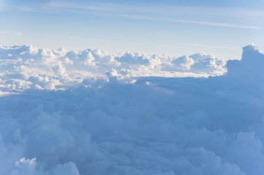Uçaktan gün doğumunda gerçek dışı ve dramatik Altocumulus bulut oluşumu