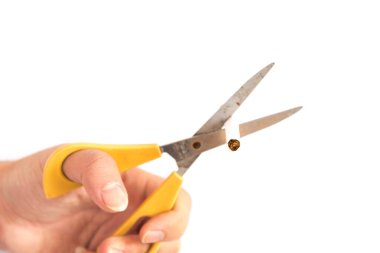 Stüdyo çekimi seçici odak Asyalı el izole edilmiş makasla sigara keser