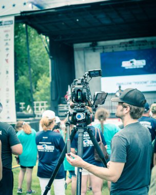 Kameraman ve video kamera seti Dallas 'taki şehir parkında canlı kayıt yapıyor.