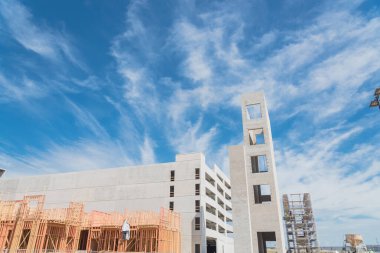 Dallas, Teksas, Abd yakınlarındaki çok katlı garaj ve asansör ile condominium bina inşaatı