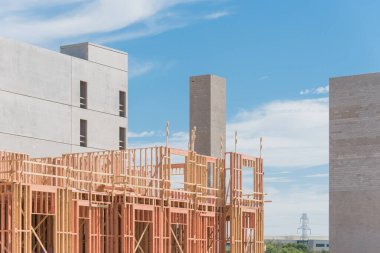 Dallas, Teksas, Abd yakınlarındaki çok katlı garaj ve asansör ile condominium bina inşaatı