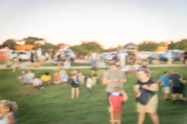 Desfocado fundo lotado membros da família no evento de verão no gramado de grama do parque perto de Dallas — Fotografia de Stock