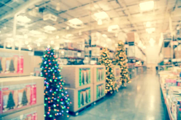 Plano de fundo desfocado árvore de Natal artificial gigante na loja por atacado no Texas, EUA — Fotografia de Stock