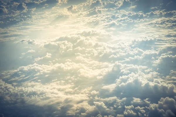 Uçaktan gün doğumunda gerçek dışı ve dramatik Altocumulus bulut oluşumu