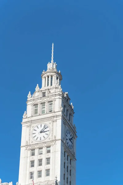 Vista panorámica del típico edificio de skyline con reloj de torre en la azotea en el centro de Chicago —  Fotos de Stock