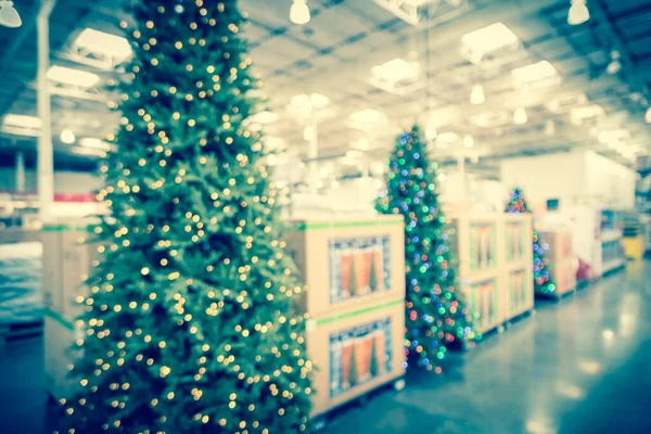 Verschwommener Hintergrund riesiger künstlicher Weihnachtsbaum im Großhandel in Texas, USA — Stockfoto