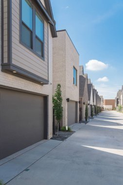 Dallas şehir merkezi yakınlarındaki yepyeni sıra evlerin temiz ve boş arka sokak