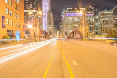 Gece Chicago şehir merkezinde North Lasalle Street köprüde ışık yollar ve ofis binaları